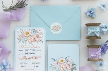 invitatie de nunta postcard cu albastru deschis si flori si plic bleu