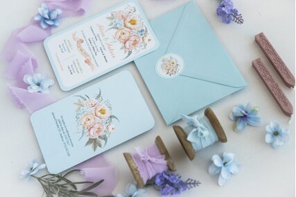 invitatie de nunta postcard in detaliu cu albastru deschis si bujori