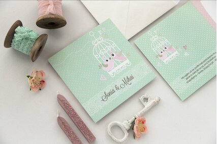 invitatie chic cu colivie alba de pasari roz si buline cu dantela