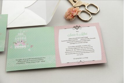 invitatie chic cu colivie alba de pasari roz si buline cu dantela