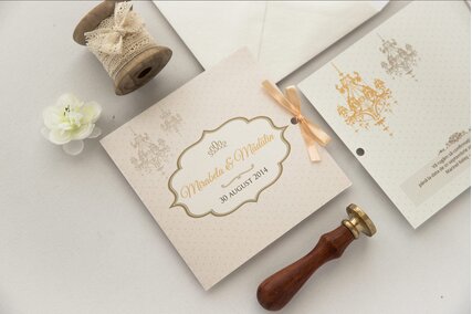 invitatie patrata chic cu buline si fundita pe lateral