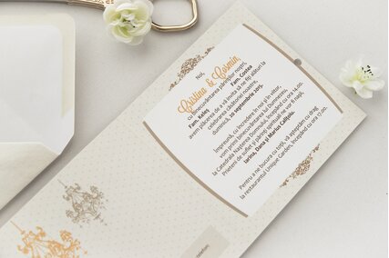 invitatie patrata chic cu buline si fundita de satin