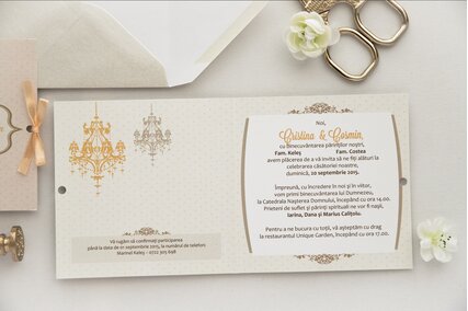 invitatie de nunta chic crem cu candelabru si funda prinsa pe lateral cu satin