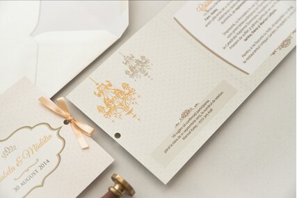 invitatie de nunta chic crem cu buline si funda prinsa pe lateral cu satin