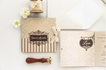 invitatie crem si bej pentru nunti elegante si clasice cu dungi si fundita de satin