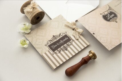 invitatie de nunta eleganta cu crem si bej  clasic cu dungi