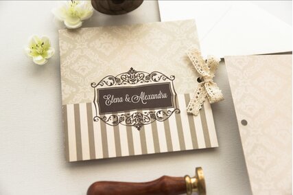 invitatie eleganta crem si bej cu dungi si scris elegant in rama