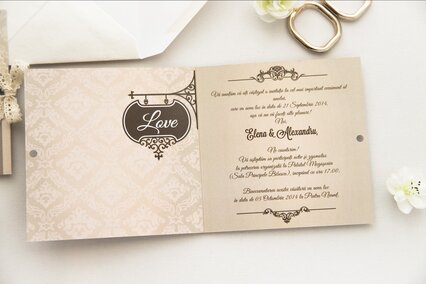 invitatie eleganta crem si bej cu dungi si scris elegant in rama