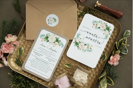 invitatie de nunta vintage postcard cu flori crem si plic kraft