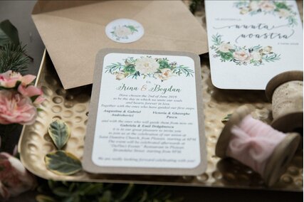 invitatie de nunta postcard cu carton texturat si bujori crem