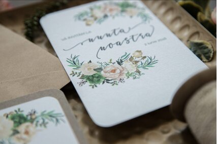 invitatie de nunta cu bujori si trandafiri crem cu verdeata si plic kraft