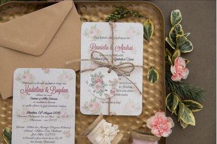 invitatie vintage cu trandafiri si sfoara cu plic kraft