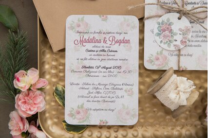 invitatie vintage cu trandafiri legata cu sfoara si biletel