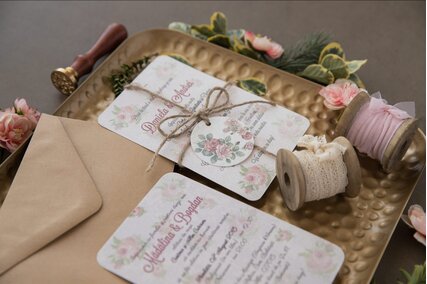 invitatie vintage cu trandafiri legata cu sfoara si biletel