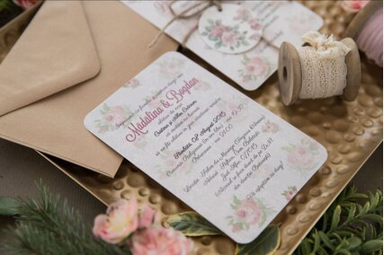 invitatie vintage cu buchet de trandafiri si plic kraft