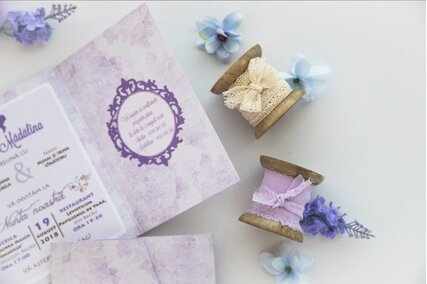 invitatie de nunta eleganta cu mov in forma de plic cu scris in interior si design elegant