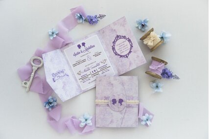 invitatie de nunta vintage eleganta cu lila si mov