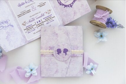 invitatie de nunta vintage eleganta cu lila si mov
