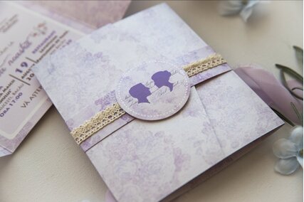 invitatie mov deschis prinsa cu banda de dantela