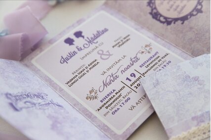 invitatie de nunta eleganta in forma de plic cu scris in interior