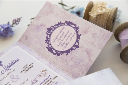 invitatie de nunta eleganta cu mov in forma de plic cu scris in interior