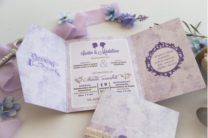 invitatie de nunta eleganta cu mov in forma de plic cu scris in interior