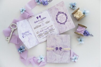 invitatie de nunta eleganta cu mov in forma de plic cu scris in interior