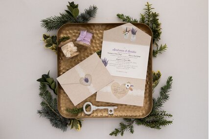 invitatie rustica cu lavanda in forma de plic cu scris si flori mov in interior