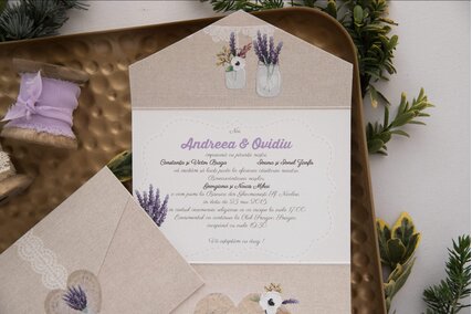 invitatie vintage de nunta cu lavanda mov in forma de plic cu scris si flori mov in interior