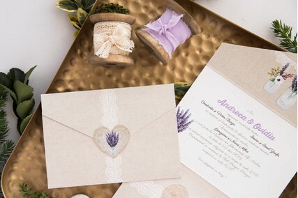 invitatie vintage de nunta cu lavanda mov in forma de plic cu scris si flori mov in interior
