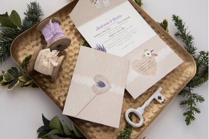 invitatie vintage de nunta cu lavanda mov in forma de plic cu scris si flori mov in interior