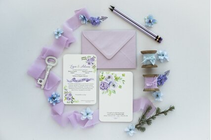 invitatie cu flori mov si verdeata