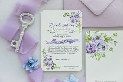 invitatie cu flori mov si verdeata