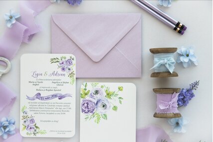 invitatie de nunta cu trandafiri mov si plic lila