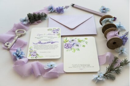 invitatie de nunta cu trandafiri mov si plic lila
