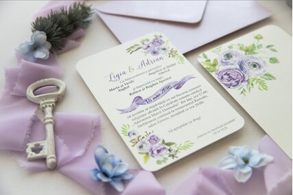 invitatie de nunta cu trandafiri mov si plic lila