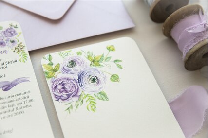 invitatie de nunta postcard cu flori mov si frunze verzi