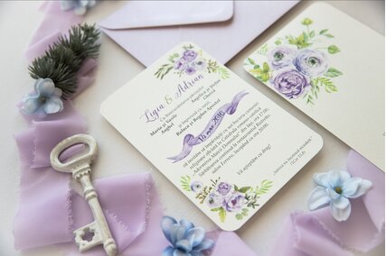 invitatie de nunta postcard cu flori mov si frunze verzi