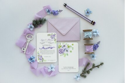 invitatie de nunta postcard cu flori mov si frunze verzi