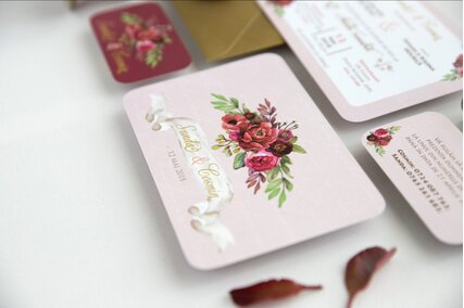 Invitatie de nunta Marsala Flowers cu flori bujori rosii visinii in stil vintage detaliu colturi rotunjite