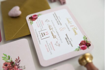 Invitatie de nunta Marsala Flowers cu flori bujori rosii visinii in stil vintage detaliu invutatie cu textul invitatiei