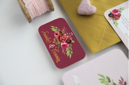 Invitatie de nunta Marsala Flowers cu flori bujori rosii visinii in stil vintage detaliu card cu colturi rotunjite visiniu inchis