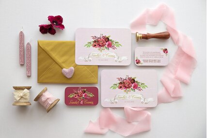 Invitatie de nunta Marsala Flowers cu flori bujori rosii visinii in stil vintage detaliu accesorii invitatie