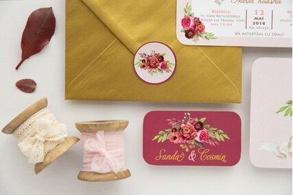 Invitatie de nunta Marsala Flowers cu flori bujori rosii visinii in stil vintage detaliu plic C6 auriu