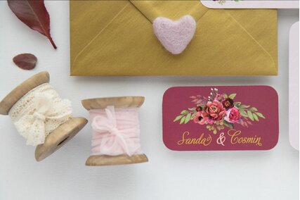 Invitatie de nunta Marsala Flowers cu flori bujori rosii visinii in stil vintage detaliu card cu colturi rotunsjite visiniu cu numele mirilor