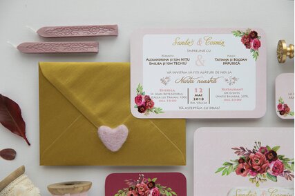 Invitatie de nunta Marsala Flowers cu flori bujori rosii visinii in stil vintage plic auriu  C6 kraft
