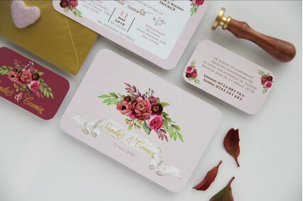 Invitatie de nunta Marsala Flowers cu flori bujori rosii visinii in stil vintage detalii flori de bujor pe fundal roz