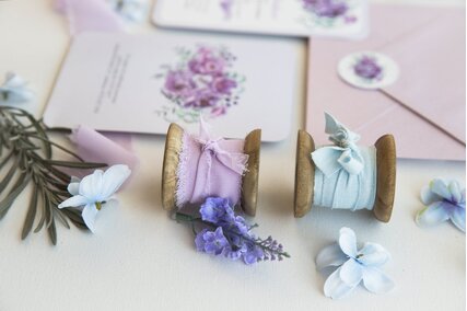 invitatie cu flori mov si plic lila