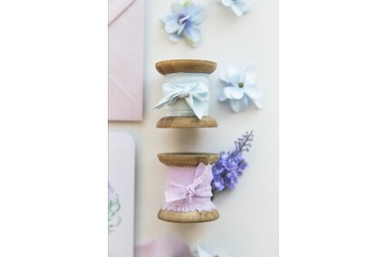 invitatie cu flori mov si plic lila detaliu