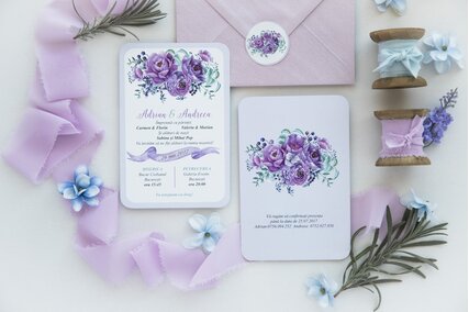 invitatie de nunta tip postcard cu trandafiri mov si plic lila
